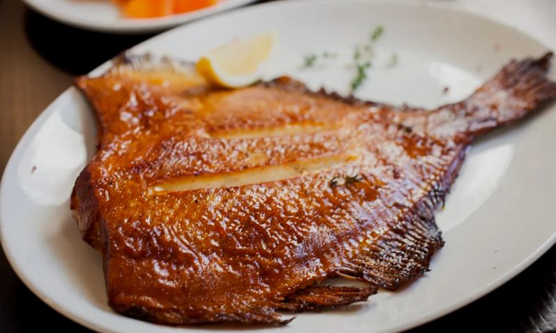 Вкуснейшая жареная камбала целиком: простой рецепт за 20 минут