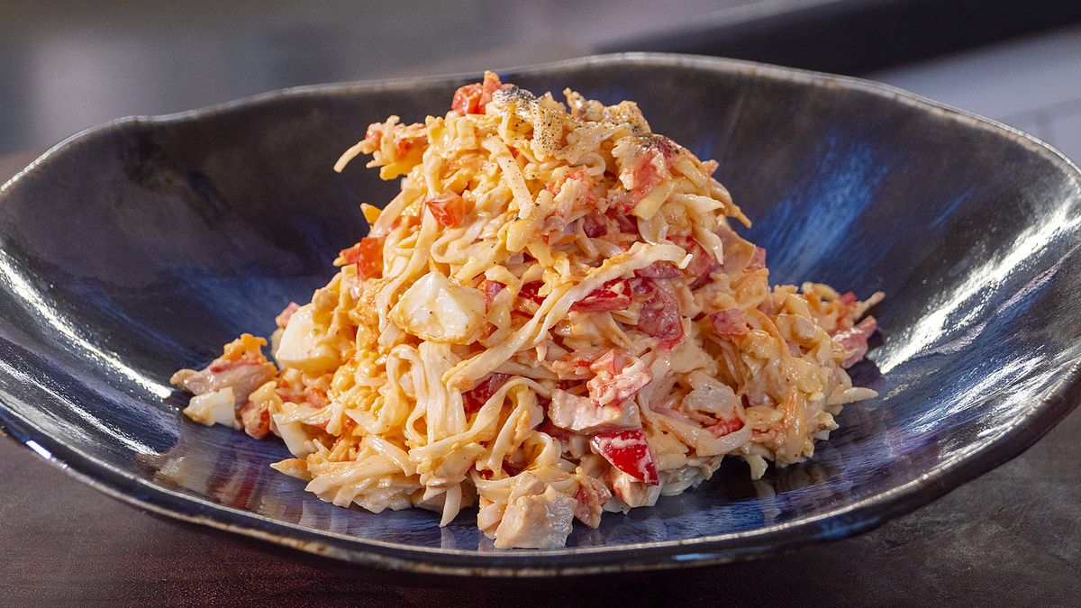 Вкусный салат с курицей и крабовыми палочками для любого стола